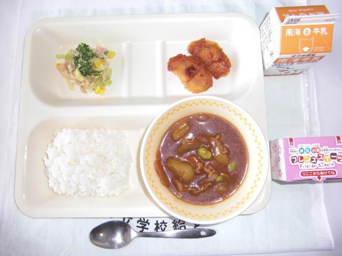 牛乳  ハヤシライス  チキンナゲットのケチャップソースかけ  ブロッコリーのサラダ  卒業お祝いデザート