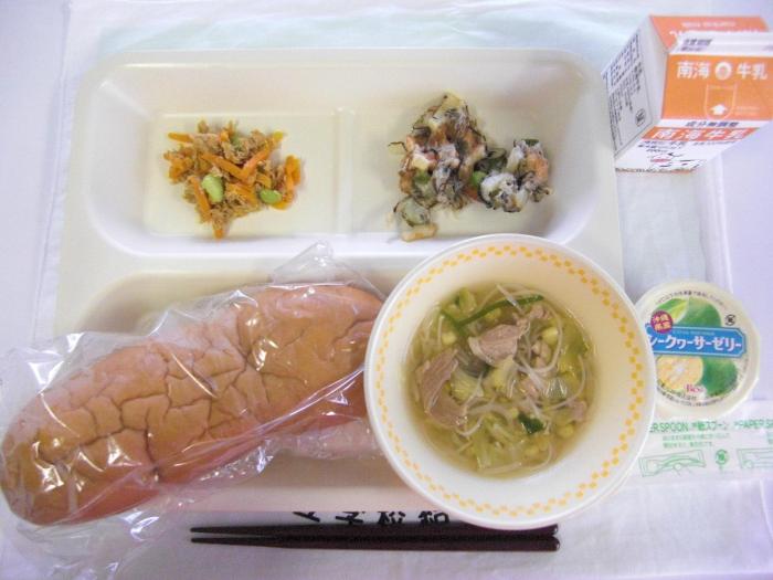 牛乳・黒糖パン・もずくとアスパラのかき揚げ・人参しりしり・沖縄風汁ビーフン・シークワーサーゼリー