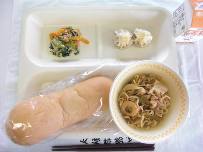 牛乳・パン・ソース焼きそば・ショーロンポー・ちんげん菜の和え物