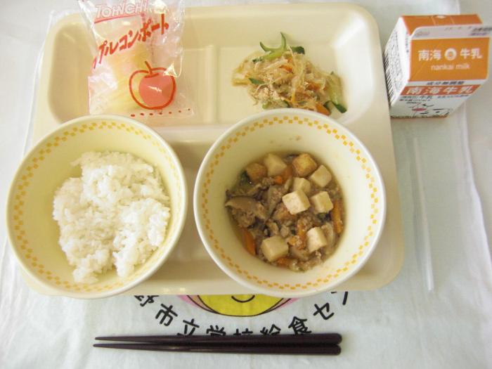 牛乳・マーボー丼・中華和え・りんごのコンポート