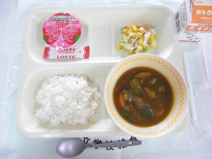 牛乳・夏野菜のカレーライス・コーンサラダ・いちごのアイス