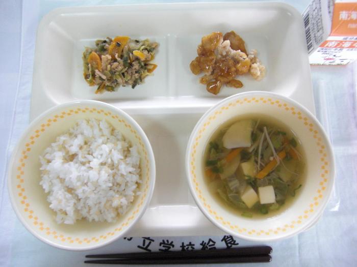 牛乳・玄米ごはん・揚げ鶏の照り焼きソースかけ・スタミナ炒め・豆腐のすまし汁