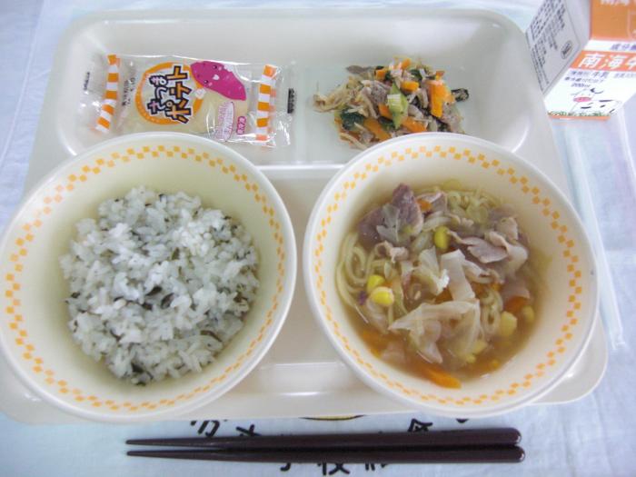 牛乳・ミニわかめごはん・豚骨ラーメン・ちんげん菜の甘酢和え・スイートポテト