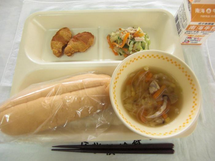 牛乳・ハムサラダサンドパン・チキンナゲットのケチャップソースかけ・マロニーのスープ