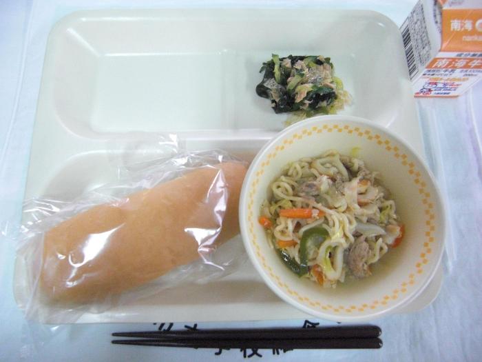 牛乳・ミニパン・塩焼きそば・ツナと海藻の和え物