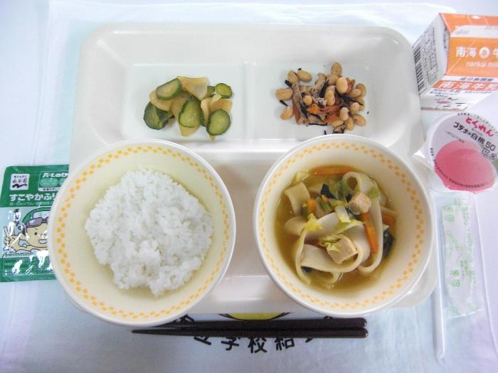 牛乳・ミニごはん・ふりかけ・ほうとう・ ひじき豆・きゅうりと大根のさっぱりづけ・白桃ゼリー