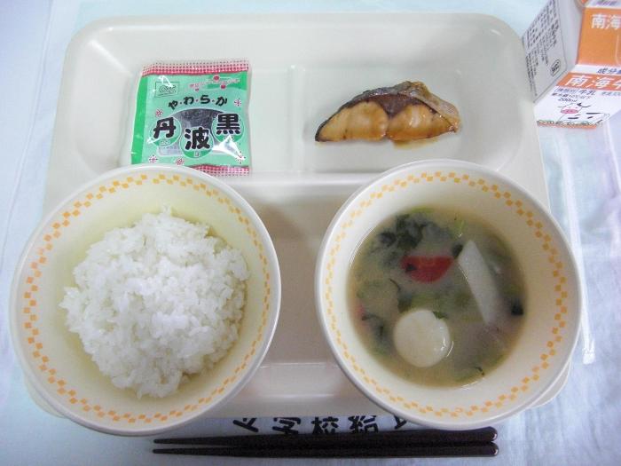 牛乳・ごはん・ぶりの照り焼き・白みそ雑煮・やわらか黒豆