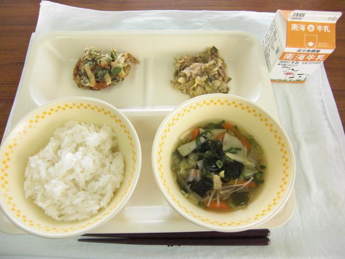 牛乳・ごはん・松波キャベツと豚肉のみそ炒め・サクサクかき揚げ・すまし汁