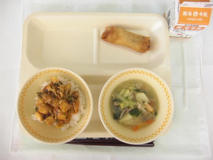 牛乳・キムタレ丼・春巻き・ポークスープ