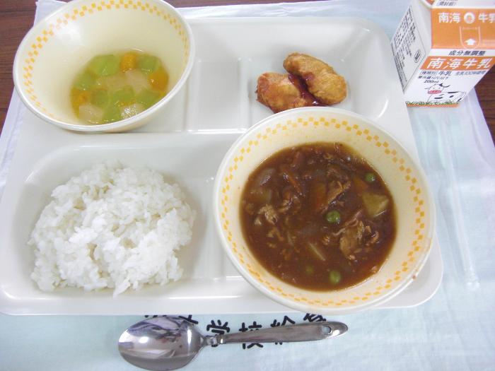 牛乳・ハヤシライス・チキンナゲット・ フルーツポンチ