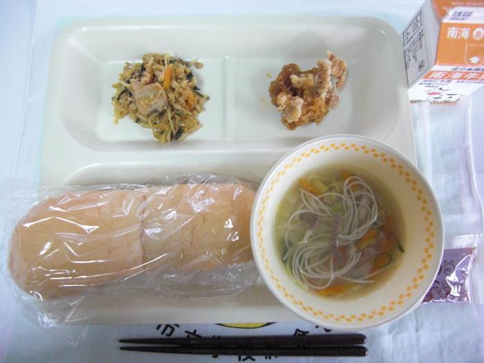 牛乳・パン・いちごジャム・油淋鶏・豚肉と切干大根のピリ辛ごま炒め・汁ビーフン