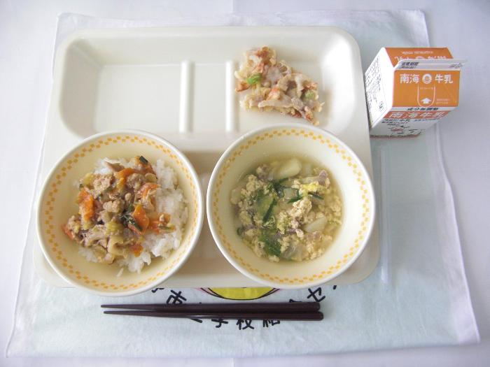 牛乳・スタミナ丼・れんこんのかき揚げ・卵スープ