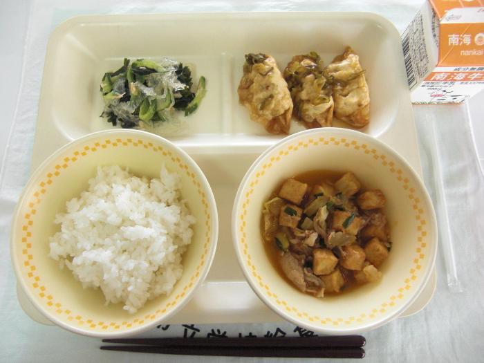 牛乳・ごはん・厚揚げチゲ・揚げ餃子の酢醤油かけ・ツナと海藻の和え物