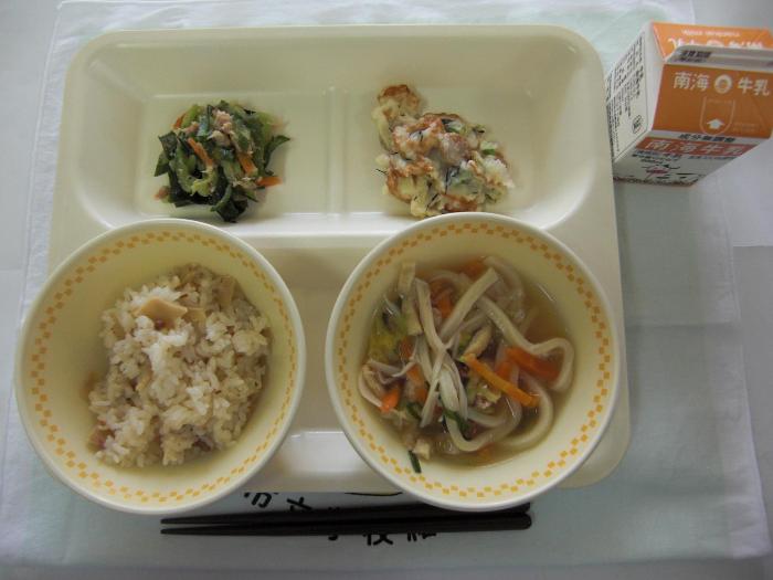 牛乳 ・ミニたけのこごはん・五目うどん・アスパラガスとウインナーのかき揚げ・きゅうりとわかめのサラダ