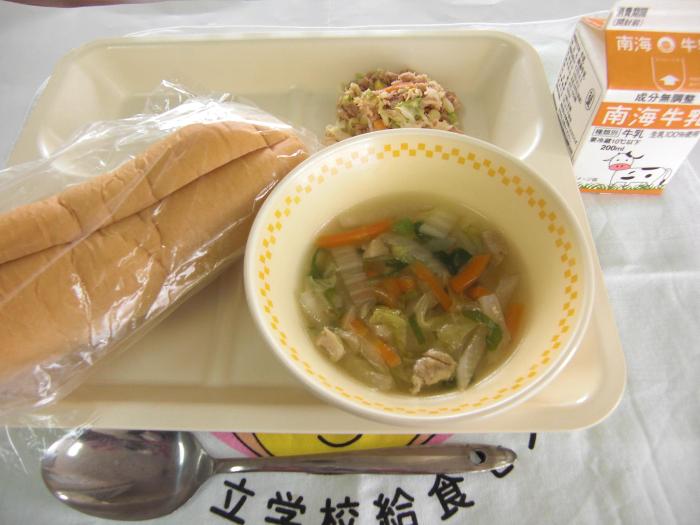 牛乳 ・ツナサラダサンドパン・白菜と鶏肉のしょうがスープ