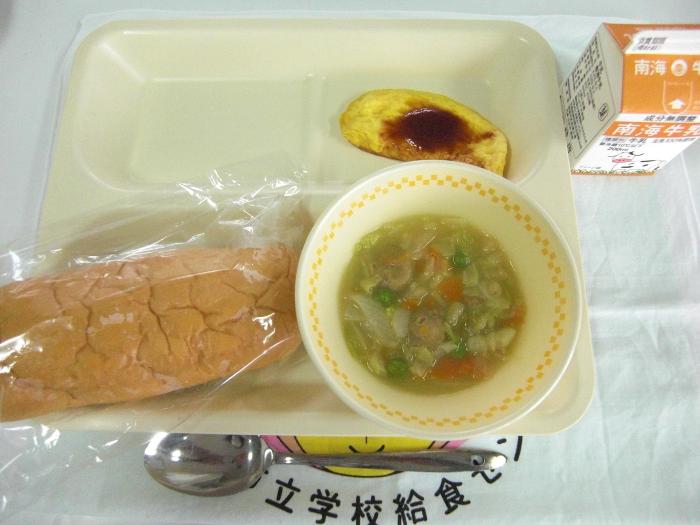 牛乳・パン・オムレツのケチャップソースかけ・ミートボールと野菜のうま煮
