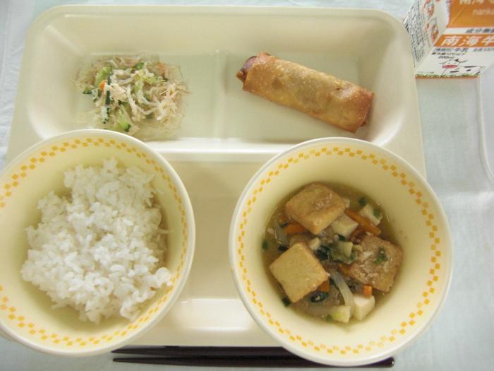 牛乳・ごはん・厚揚げマーボー・春巻き・バンバンジーサラダ