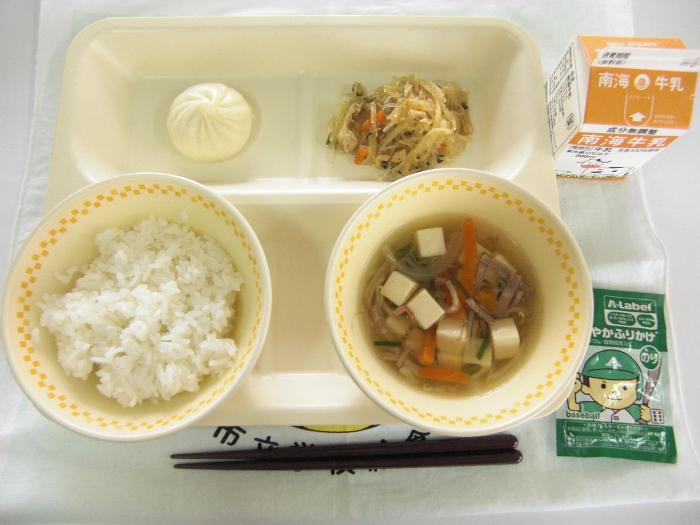 牛乳・ごはん・のりふりかけ・チャプチェ・ミニ肉まん・豆腐スープ