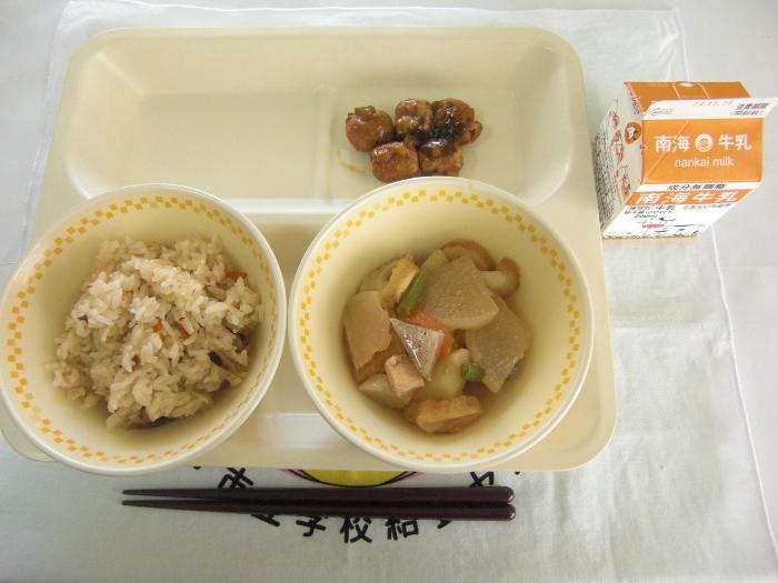 牛乳・五目釜飯・おでん・とりつくね団子