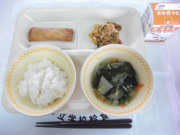 牛乳・ごはん・豚キムチ・春巻き・わかめスープ