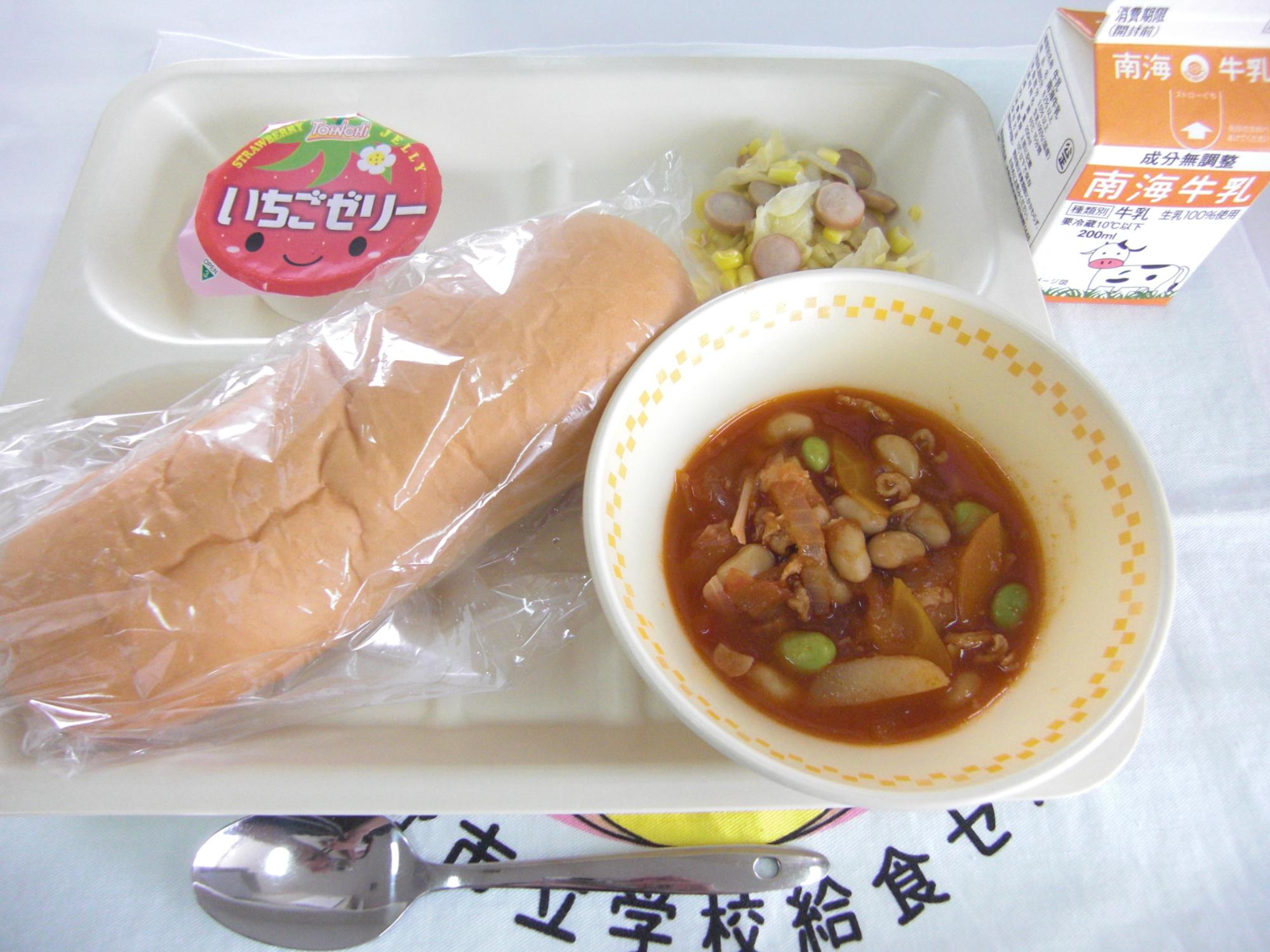 牛乳・パン・ポークビーンズ・ウインナーとコーンのソテー・いちごゼリー