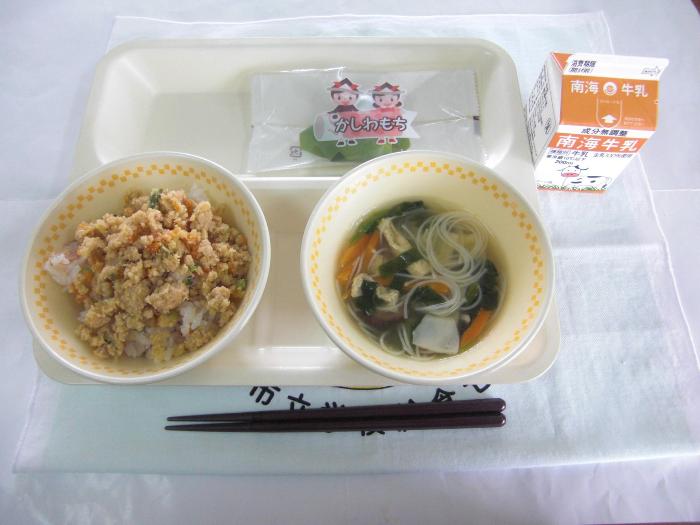 牛乳・そぼろちらし寿司・にゅう麺汁・柏もち