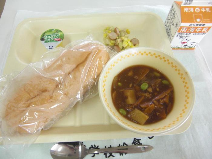 牛乳・パン・チキンシチュー・ウインナーとコーンのソテー・ひとくちゼリー（洋 なし）