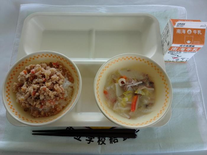 牛乳・根菜のしょうが鶏そぼろ丼・ちゃんぽん風おかず豆乳スープ
