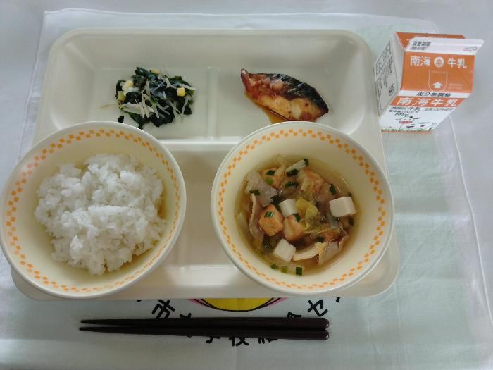 牛乳・ごはん・鯖の香味ソースかけ・わかめたっぷりのゆずおひたし・スンドゥブ風スープ