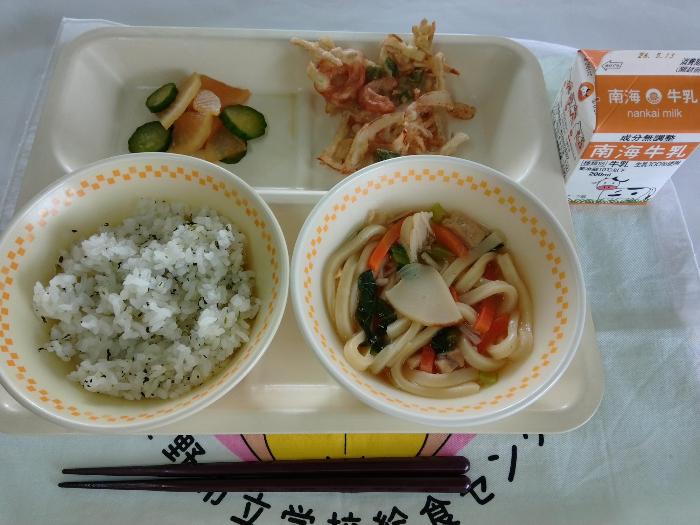 牛乳・菜飯・五目うどん・かきあげ・きゅうりと大根のさっぱりづけ