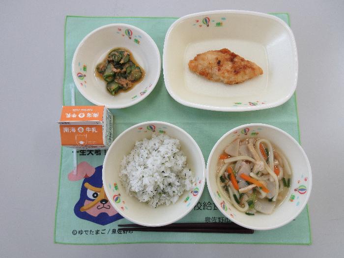 牛乳 菜めし 五目うどん 白身魚天ぷらの梅肉ソースかけ きゅうりとツナの和え物
