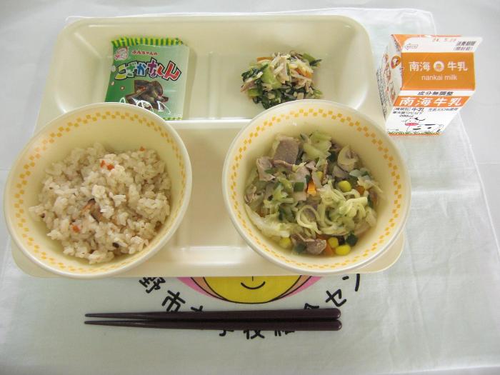 牛乳・炊き込みチャーハン・豚骨ラーメン・ちんげん菜の甘酢和え・ミニフィッシュ