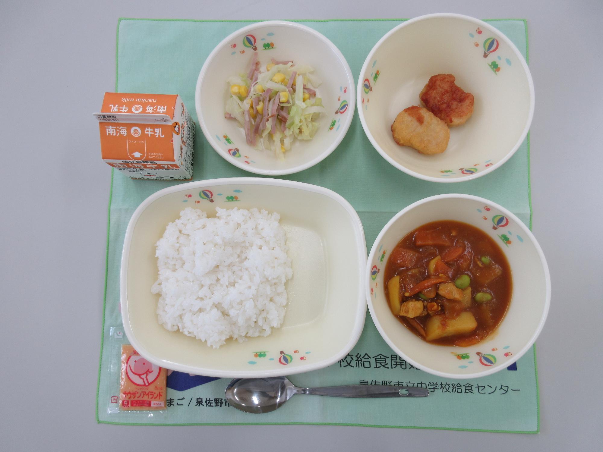 牛乳 カレーライス チキンナゲット コールスローサラダ