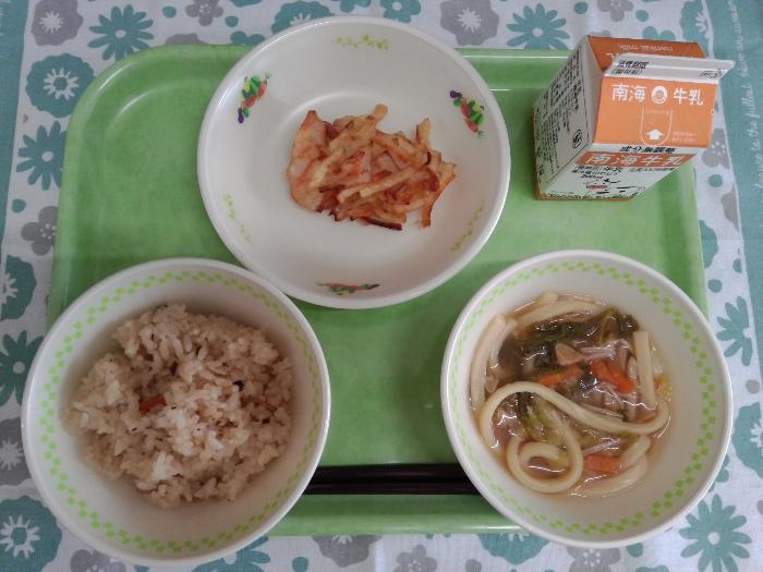 牛乳・五目ごはん・きざみうどん・かきあげ