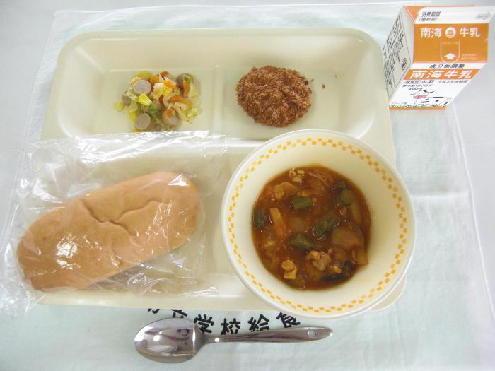 牛乳・ミニパン・夏野菜のトマト煮・一口チキンカツ・ウインナーとキャベツのソテー