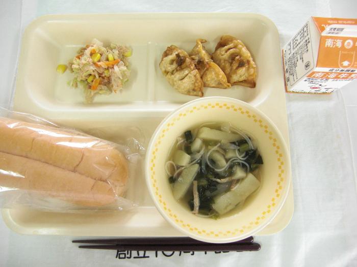 牛乳・ツナサラダサンドパン・揚げ餃子の酢醤油かけ・汁ビーフン