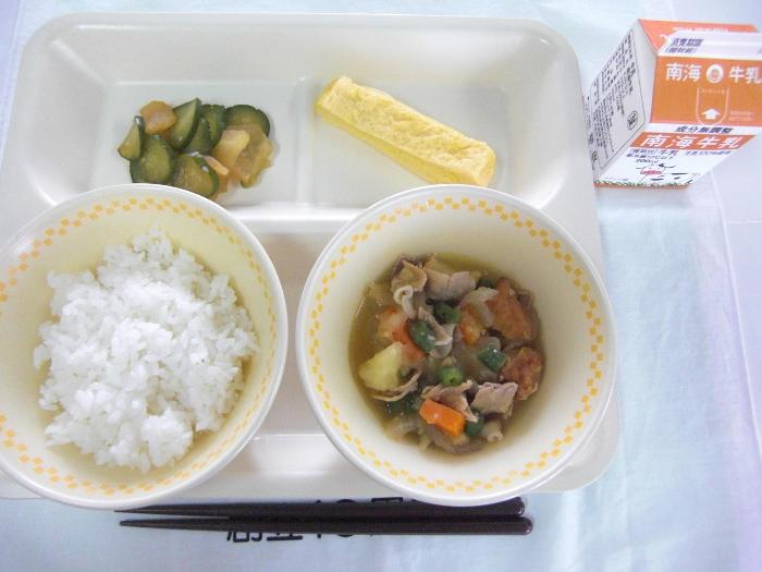 牛乳・ごはん・肉じゃが・だし巻き卵・きゅうりと大根のさっぱりづけ