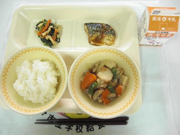 牛乳・ごはん・高野豆腐の煮物・鯖の香味ソースかけ・小松菜と油揚げの和えもの