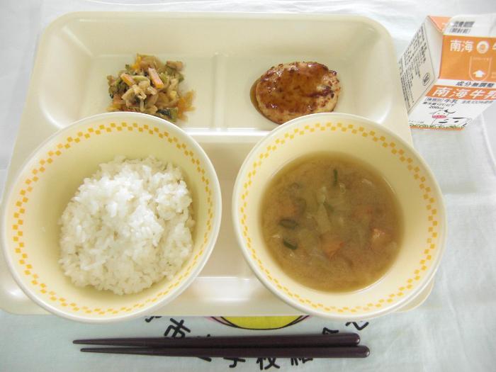 牛乳・ごはん・豆腐ハンバーグの和風あんかけ・切干大根の炒め煮・春野菜のみそ汁