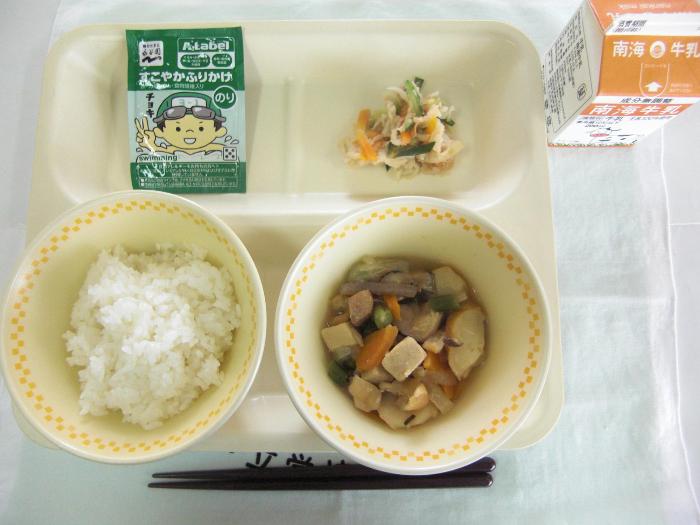 牛乳・ごはん・高野豆腐の煮物・切干大根の酢の物・のりふりかけ