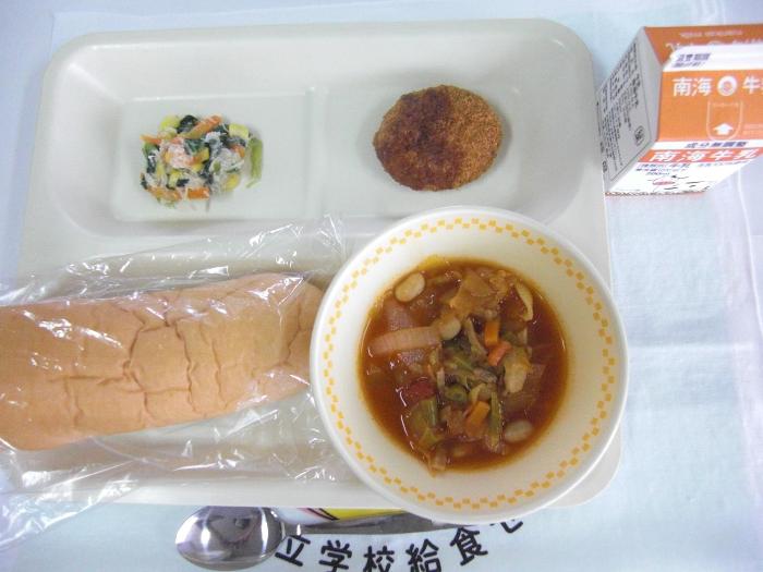 牛乳・パン・ミネストローネ・ミンチカツ・鶏ささみのサラダ