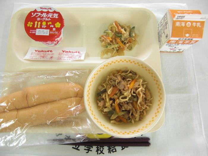 牛乳・焼きそばサンドパン・中華和え・ヨーグルト(ソフール）