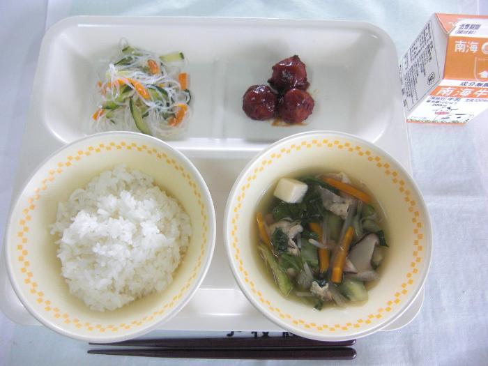 牛乳・ごはん・ミートボールのケチャップあんかけ・バンサンスー・中華スープ