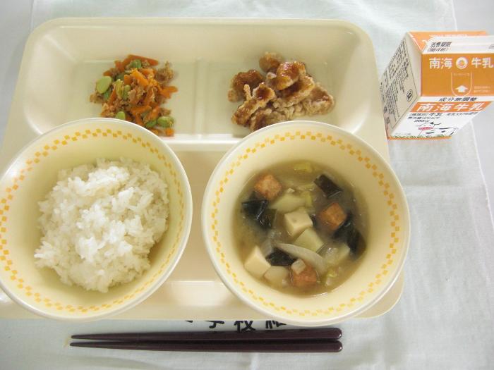 牛乳・ごはん・揚げ鶏の照り焼きソースかけ・人参しりしり・豆腐とわかめのみそ汁