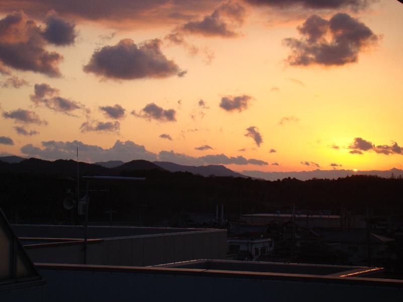 遠く山の端に落ちる夕日