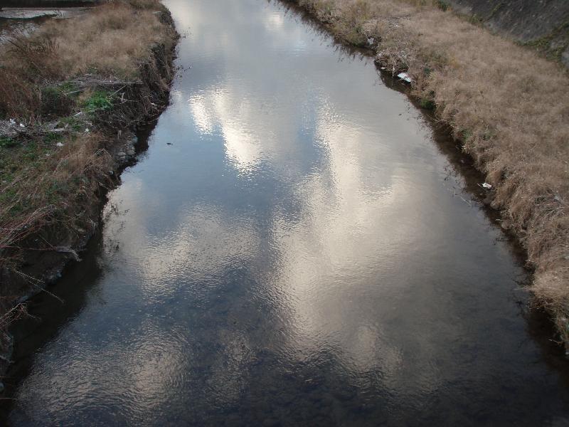 川に映る青空