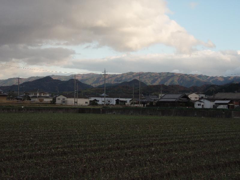 和泉山脈に日が射して2