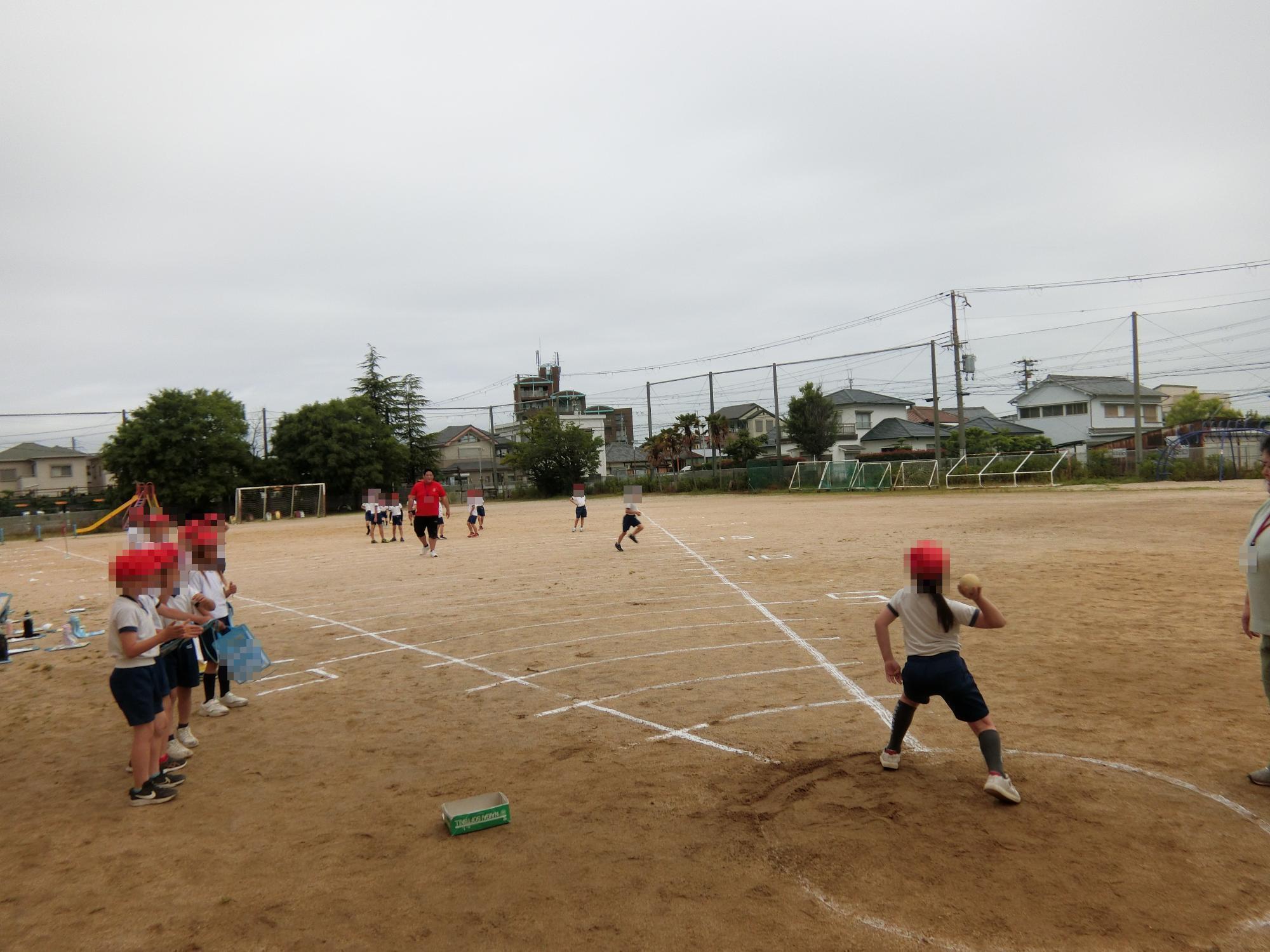 ソフトボール投げ