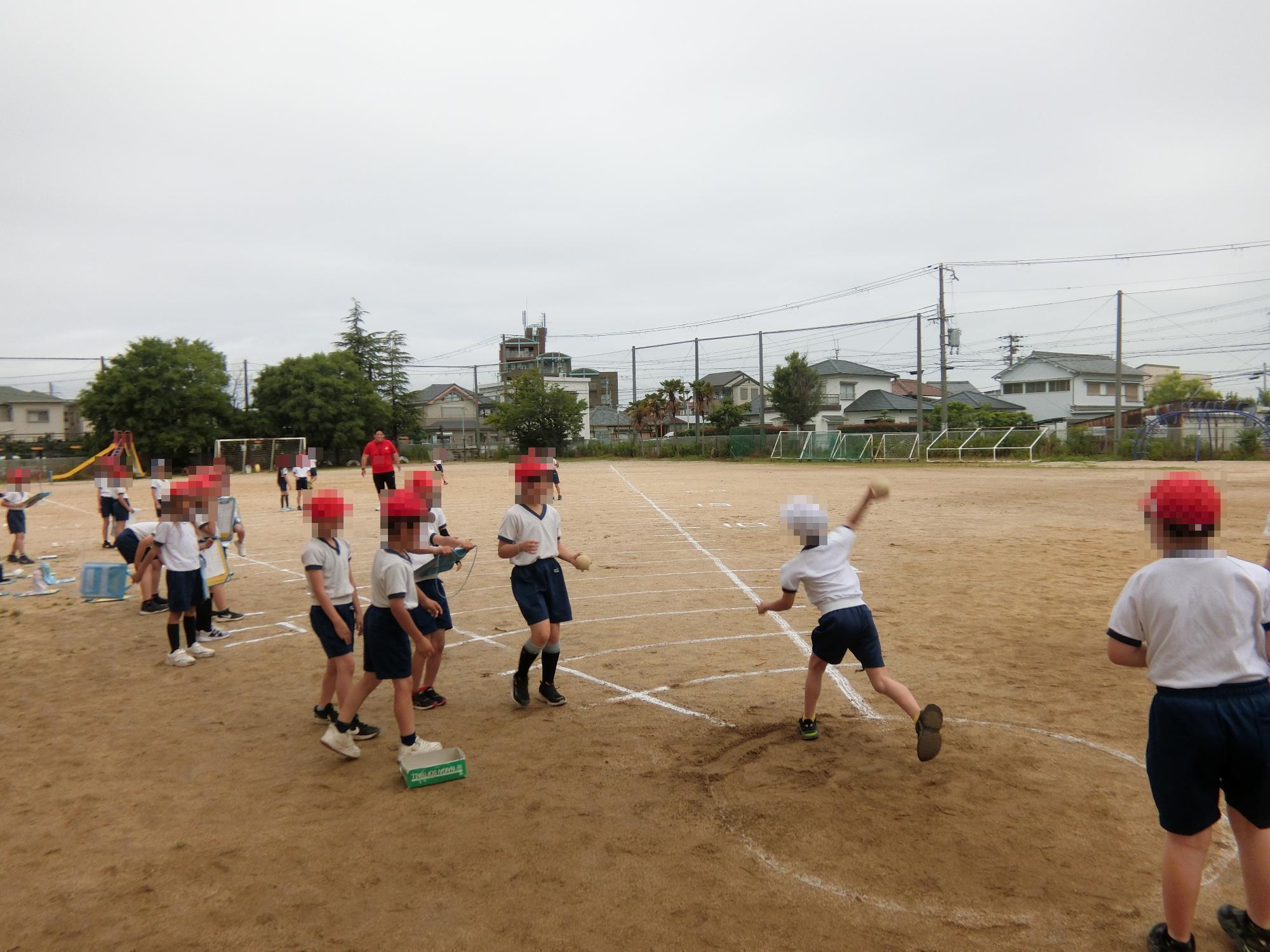 ソフトボール投げ