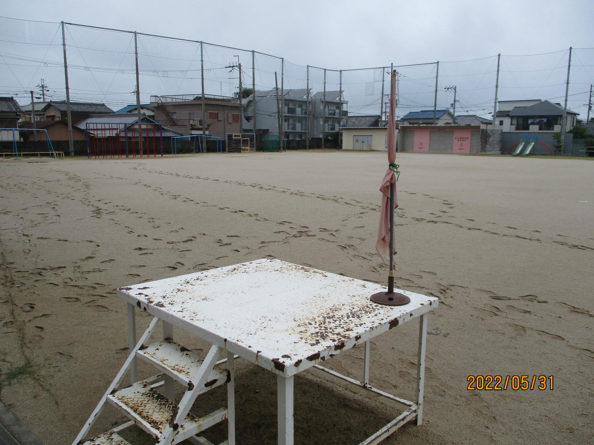 雨上がりの運動場
